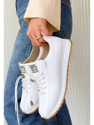 Omarı Beyaz Cilt Bağcıklı Spor Ayakkabı