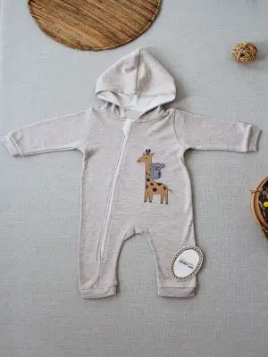 Omarı Bebek Tulumu Zürafa Nakışıyla Renkleniyor