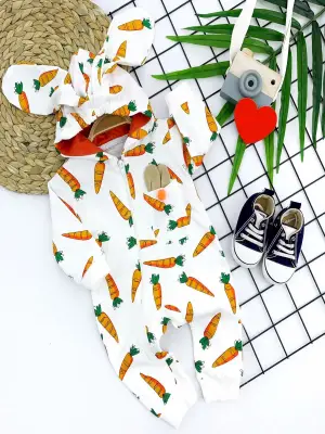 Omarı Ekru Renkli Kulaklı Havuç Desenli Bebek Tulumu