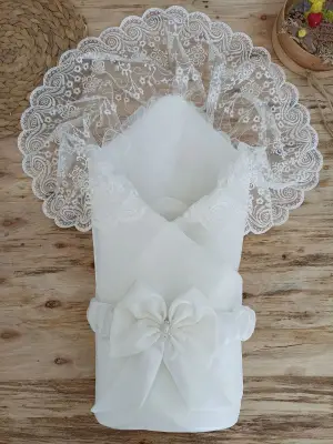 Omarı İnci Fiyonk Detaylı Duvaklı Yenidoğan Bebek Battaniyesi Ekru