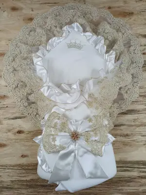 Omarı İnci ve Dantel Detaylı Yumuşak Kundak Bebek Battaniyesi Gold