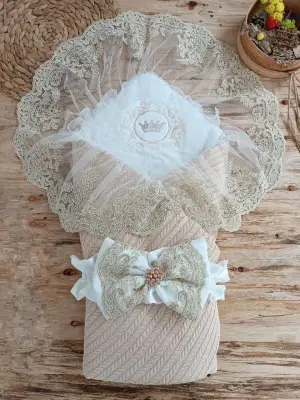 Omarı İnci ve Güpür Detaylı Örgü Bebek Battaniyesi Bej