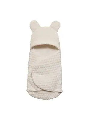 Omarı Kabartmalı Ekru Velboa Kundak - İnce Detaylarıyla Şık ve Rahat Yenidoğan Giysisi