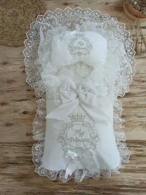 Omarı Nil Taç Nakışlı Hayal Güpürlü Yenidoğan 3lü Alt Açma Seti Bej