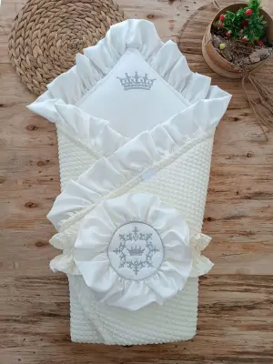 Omarı Şık Yenidoğan Bebek Battaniyesi Nakışlı Kundak Krem