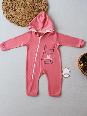 Omarı Tavşan Nakışlı Kapşonlu Bebek Tulumu