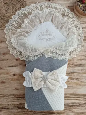 Omarı Yenidoğan Taç Nakışlı Prizma Taş Bebek Battaniyesi Krem