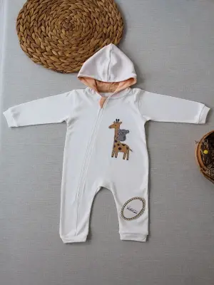 Omarı Zürafa Nakışlı Kapşonlu Bebek Tulumu - Ekru Renkli
