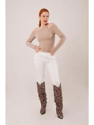 Omarı Omuz Dekoltesiyle Dikkat Çeken Krem Bluz