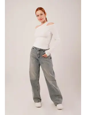 Omuz Dekolte Detaylı Beyaz Bluz