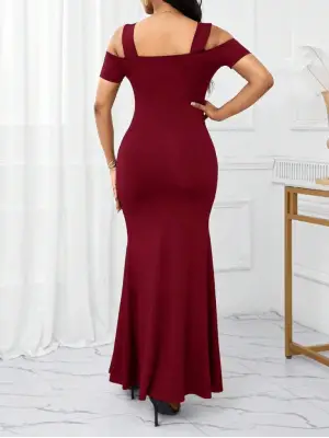 Omarı Etkileyici Yırtmaç Detaylı Uzun Elbise