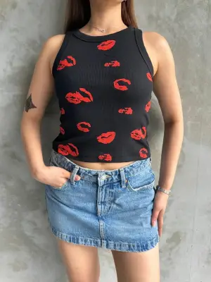 Çarpıcı Öpücük Baskılı Bluz
