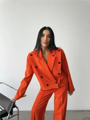 Omarı Yüksek Kaliteli Oranj Takım Elbise