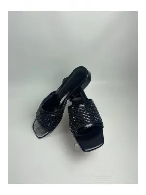 Omarı Siyah Cilt İşlemeli Terlik