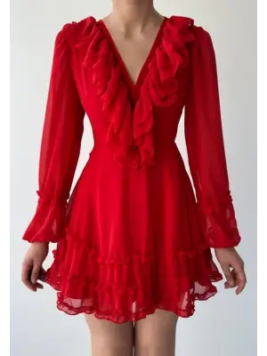 Omarı Fırfırlı Tarzıyla Zarafet: Kadın Kısa Elbise