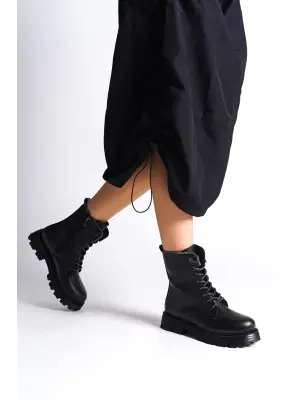 Şık Bağcıklı Bayan Bot