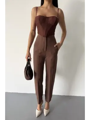 Omarı Rahat Kesimiyle Şıklığı Buluşturan Kahverengi Pantolon