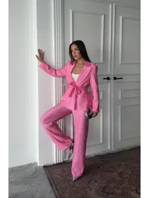 Omarı Parlak ve Şık Pembe Takım