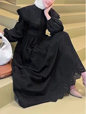 Omarı Siyah Dantel Detaylı Elbise