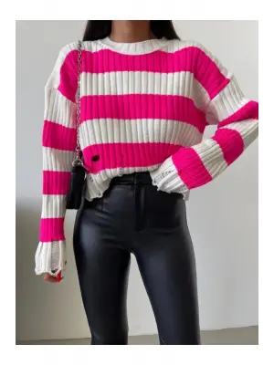Pembe Çizgili Yırtık Detaylı Triko Kazak