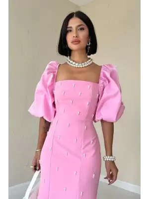 İşlemeli Kolu Garnili Pembe Elbise