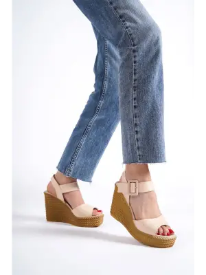 Rahat Lastikli Dolgu Topuklu Bayan Sandalet