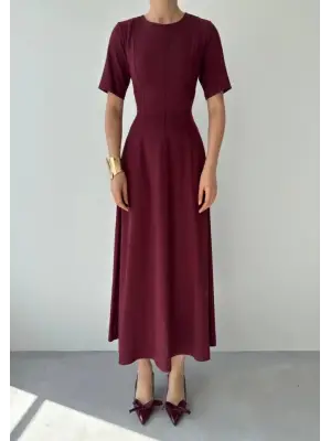 Omarı Zarif Asimetrik Kesim Pliseli Midi Elbise