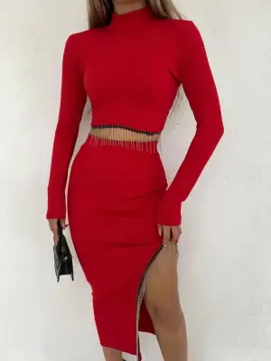 Omarı Püskül Detaylı Yırtmaçlı Kırmızı Etek Takımı