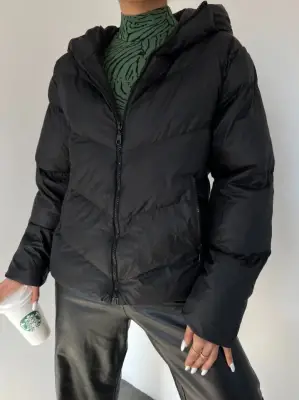 Omarı Siyah Kışlık Mont Sabit Kapşonlu ve Fermuarlı