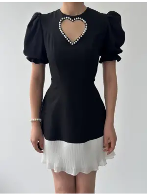 Omarı Zarif Dantel Detaylı Kalp Desenli Elbise