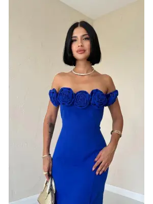 Omarı Güllerle Süslenmiş Şık Elbise