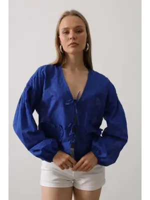 Omarı Şık Bağlamalı Kalp Detaylı Brode Bluz