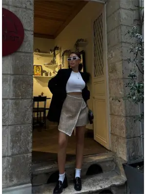 ŞANELKAPAKLI ÇOBAN DİKİŞ DETAYLI KISA ETEK - Bej