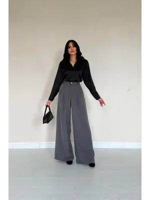 Omarı Şıklığıyla Büyüleyen Siyah Saten Gömlek