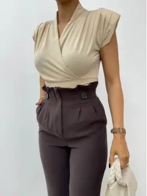 Omarı Elegan Sıfır Kol Kruvaze Bluz - Bej