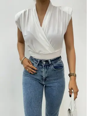 Omarı Kruvaze Model Beyaz Bluz - Sıfır Kol Vatkalı ve Şık Tasarım