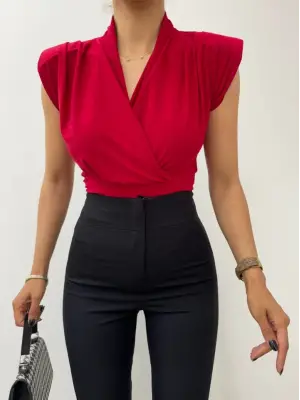 Omarı Trendyolun Yeni Favorisi: Vatka Detaylı Kruvaze Sandy Bluz - Bordo