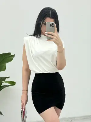 Omarı Yumuşak Dokulu Beyaz Vatkalı Bluz