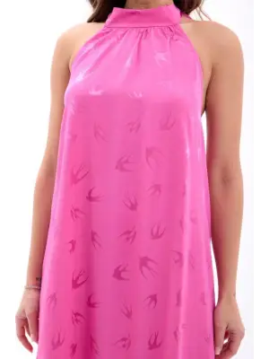 Omarı Modern Çizgileriyle Dikkat Çeken Siyah Elbise