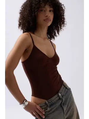 Omarı Vücudu Sıkıca Saran Büzgülü Bodysuit