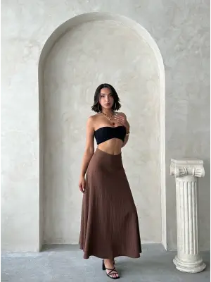 Omarı Yumuşak Doku ve Elegan Çizgilerle Tasarlanmış Uzun Etek