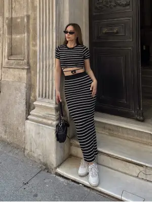 Omarı Şık ve Modern Çizgili Etekli Takım