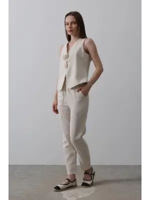 Omarı Şık Düğme Detaylı Yelek Krem Renginde