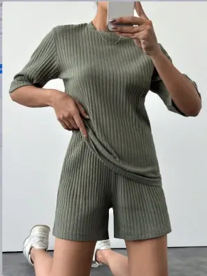 Omarı Şık ve Rahat Kadın Bisiklet Yaka Bluz ve Şort Takımı