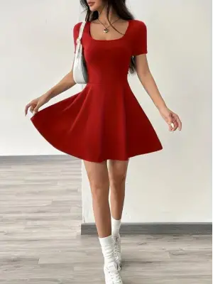 Omarı Yazın Zarif Şıklığı: Kısa Kollu Kare Yaka Elbise