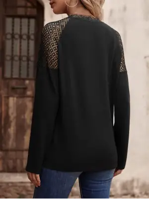 Omarı Zarif Dantel Detaylı Kadın V Yaka Bluz