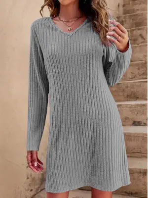 Omarı Şık ve Zarif Kadın Kısa Şardonlu Elbise