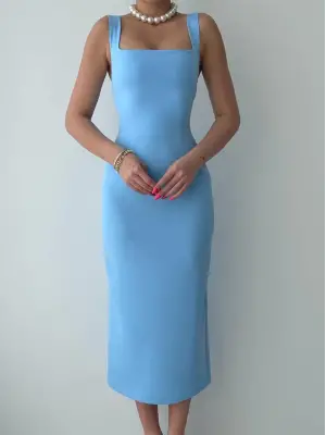 Omarı Şık ve Zarif Askılı Kalem Elbise