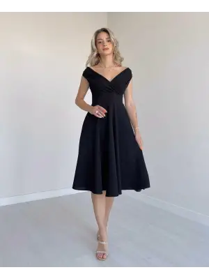 Omarı Şık ve Zarif Kruvaze Yaka Volanlı Elbise