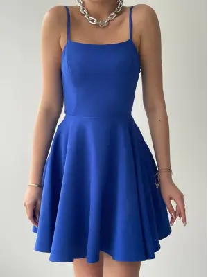 Omarı Şık Ve Rahat Askılı Elbise